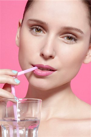 rouge à lèvre - Close up of woman drinking with straw Photographie de stock - Premium Libres de Droits, Code: 649-06717823