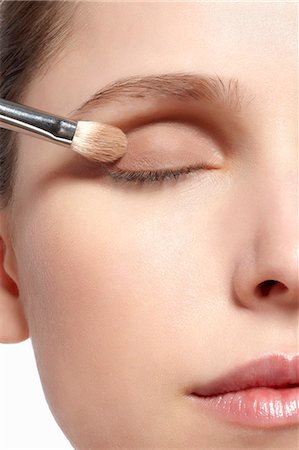 simsearch:649-06717526,k - Close up of woman applying makeup Photographie de stock - Premium Libres de Droits, Code: 649-06717835