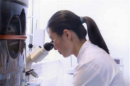 Scientist using microscope in lab Photographie de stock - Premium Libres de Droits, Code: 649-06717869