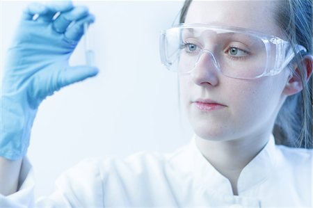 simsearch:649-06041646,k - Scientist examining test tube in lab Photographie de stock - Premium Libres de Droits, Code: 649-06717876