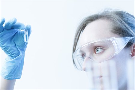 simsearch:614-06896631,k - Scientist examining test tube in lab Foto de stock - Royalty Free Premium, Número: 649-06717877