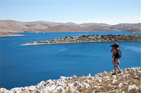 Woman taking pictures of landscape Photographie de stock - Premium Libres de Droits, Code: 649-06717891