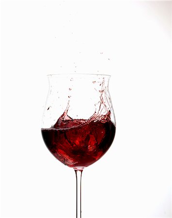 Wine splashing in glass Photographie de stock - Premium Libres de Droits, Code: 649-06717904