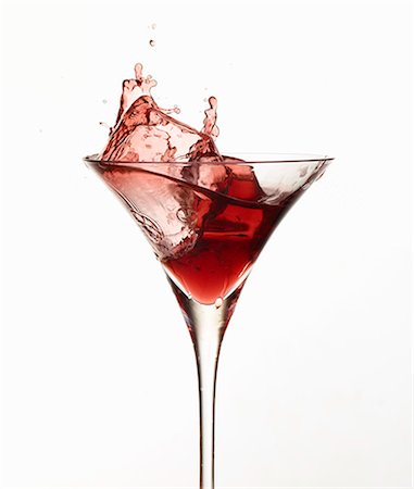 splash - Ice cube splashing in cocktail glass Photographie de stock - Premium Libres de Droits, Code: 649-06717901