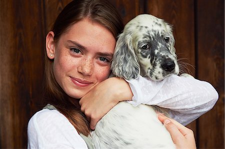 freckle - Teenage girl holding dog Photographie de stock - Premium Libres de Droits, Code: 649-06812069