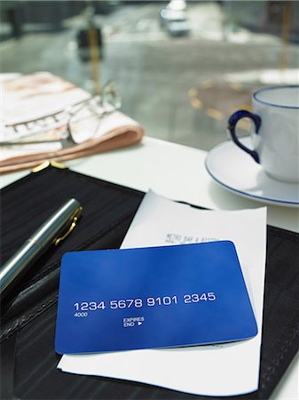 Credit card and bill on restaurant table Foto de stock - Sin royalties Premium, Código: 649-06812091