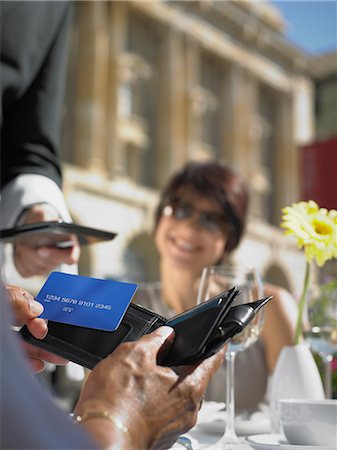 pochette - Woman smiling at friend making credit card payment Photographie de stock - Premium Libres de Droits, Code: 649-06812093