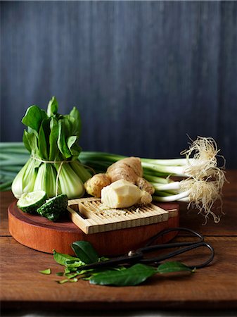 Bok choy, kaffir lime, ginger, shallots, spring onions Photographie de stock - Premium Libres de Droits, Code: 649-06812131