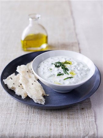 flat bread - Yoghurt and cucumber dip Foto de stock - Sin royalties Premium, Código: 649-06812162