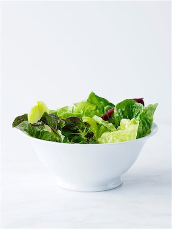 salat - Mixed salad leaves in white bowl Stockbilder - Premium RF Lizenzfrei, Bildnummer: 649-06812176