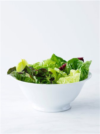 salat - Mixed salad leaves in white bowl Photographie de stock - Premium Libres de Droits, Code: 649-06812176