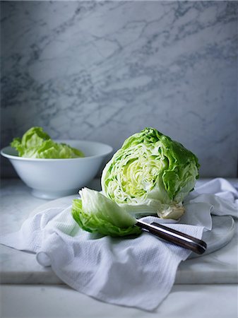 Iceberg lettuce on white tea towel Photographie de stock - Premium Libres de Droits, Code: 649-06812172