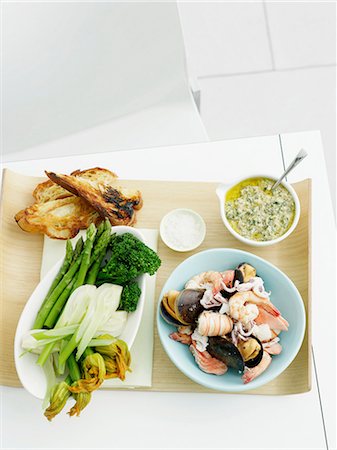 simsearch:614-06813520,k - Salsa verde, mixed seafood, fennel, zucchini, asparagus, broccolini and bread Foto de stock - Sin royalties Premium, Código: 649-06812185