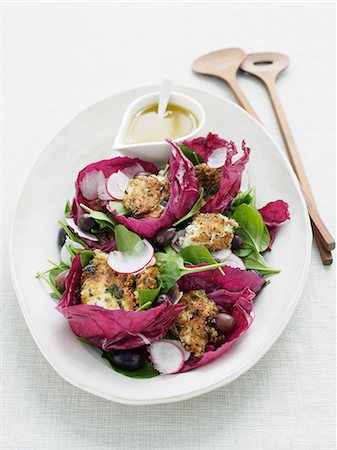 Red leaf salad with anchovy sauce Foto de stock - Sin royalties Premium, Código: 649-06812193