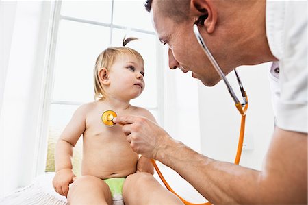 paediatrician - Doctor examining toddler girl with stethoscope Foto de stock - Sin royalties Premium, Código: 649-06812256