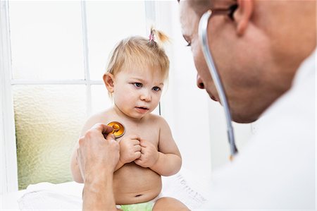 simsearch:614-06443109,k - Doctor examining toddler girl with stethoscope Foto de stock - Sin royalties Premium, Código: 649-06812250