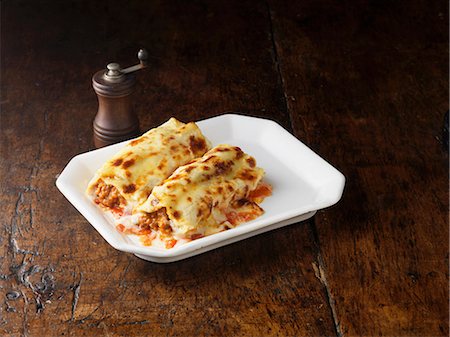 poivrier - Beef Cannelloni on white rectangular plate with wooden pepper grinder Photographie de stock - Premium Libres de Droits, Code: 649-06812287