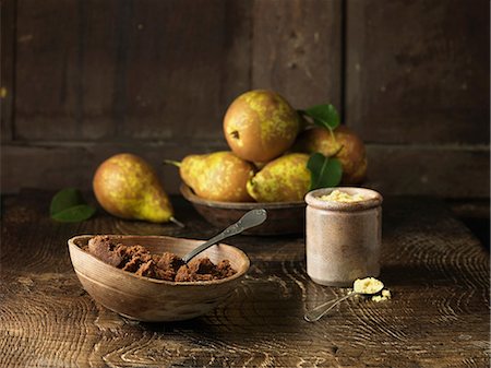 Pears and spiced muscovado sugar and molasses on  rustic wooden surface Stockbilder - Premium RF Lizenzfrei, Bildnummer: 649-06812291