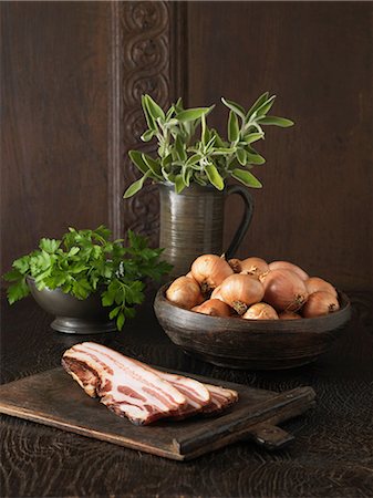 simsearch:649-06812340,k - Ingredients to make stuffing. Pancetta, brown onions, parsley and sage on rustic wooden surface Photographie de stock - Premium Libres de Droits, Code: 649-06812305