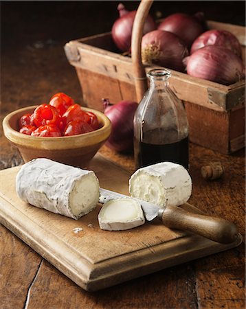 fromage - Ingredients for red pepper and goats cheese pizza. Goats cheese, balsamic vinegar, red onions and red peppers Photographie de stock - Premium Libres de Droits, Code: 649-06812324