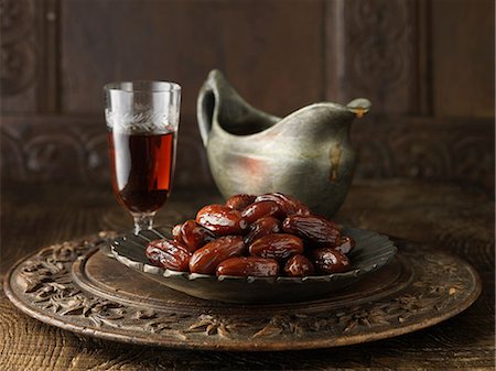 simsearch:649-06812340,k - Speciality gravy containing dates and sherry on carved circular board with gray jug and crackers Photographie de stock - Premium Libres de Droits, Code: 649-06812334