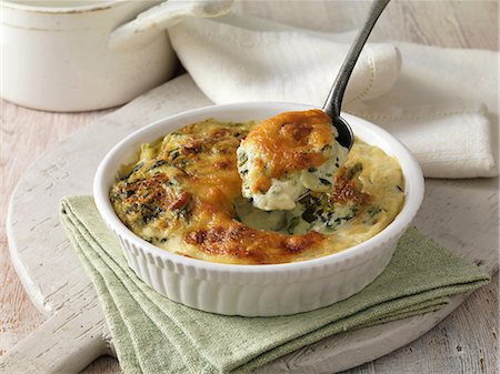 simsearch:649-06812340,k - Spinach gratin in a white dish with metal spoon on green cloth Photographie de stock - Premium Libres de Droits, Code: 649-06812335