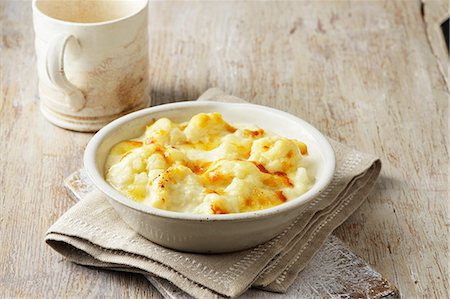 simsearch:649-06812340,k - Small cauliflower cheese in white bowl Photographie de stock - Premium Libres de Droits, Code: 649-06812331