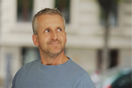 Mature man looking away and smiling, indoors Photographie de stock - Premium Libres de Droits, Code: 649-06812384