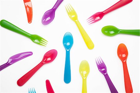 simsearch:632-03897930,k - Colourful plastic knives, forks, spoons Foto de stock - Sin royalties Premium, Código: 649-06812412