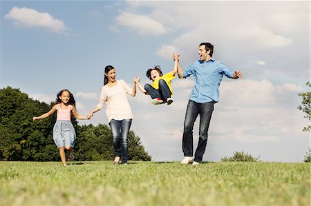 family nature - Family with two children, parents swinging boy Foto de stock - Sin royalties Premium, Código: 649-06812438