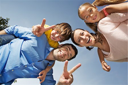 Portrait of family with two children from below Photographie de stock - Premium Libres de Droits, Code: 649-06812439