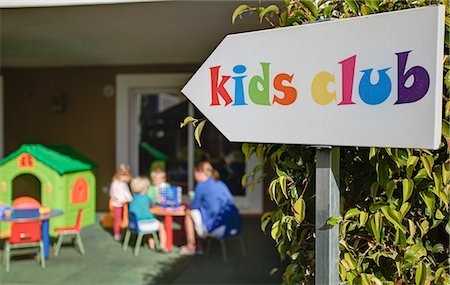 puériculture - Kids club at holiday resort Photographie de stock - Premium Libres de Droits, Code: 649-06812462