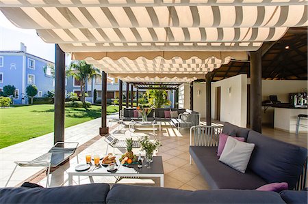Sun terrace at holiday resort Photographie de stock - Premium Libres de Droits, Code: 649-06812463