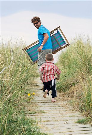 fathers carrying sons on the beach - Father and boy heading for the beach Stock Photo - Premium Royalty-Free, Code: 649-06812508