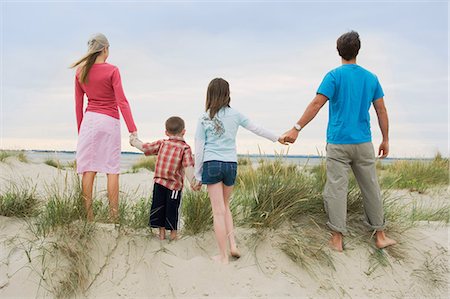dune de sable - Family holding hands at the beach Photographie de stock - Premium Libres de Droits, Code: 649-06812509