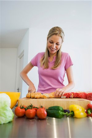 french breads - Young woman preparing food Foto de stock - Sin royalties Premium, Código: 649-06812517