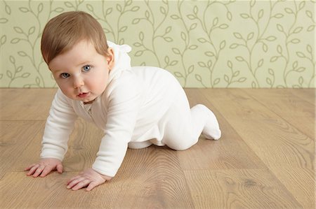 Baby girl crawling on floor Foto de stock - Sin royalties Premium, Código: 649-06812525