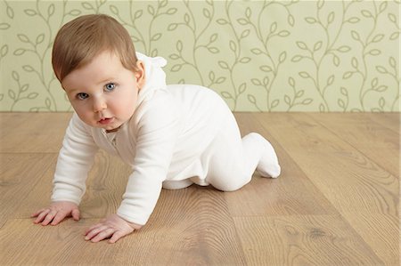 plancher de bois dur - Baby girl crawling on floor Photographie de stock - Premium Libres de Droits, Code: 649-06812525
