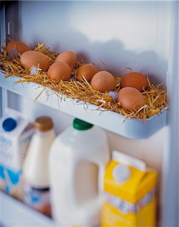 Freshly laid eggs in straw in refrigerator Photographie de stock - Premium Libres de Droits, Code: 649-06812521