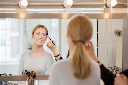 Mid adult woman having make-up applied Foto de stock - Sin royalties Premium, Código: 649-06812553