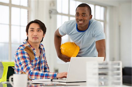 engineers working on computer - Two male engineers using laptop Foto de stock - Sin royalties Premium, Código: 649-06812606