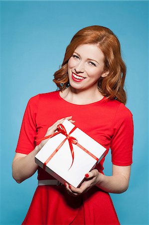 Woman holding white gift box with red bow Foto de stock - Sin royalties Premium, Código: 649-06812636