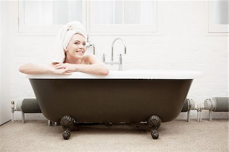 Woman in vintage bath Photographie de stock - Premium Libres de Droits, Code: 649-06812764