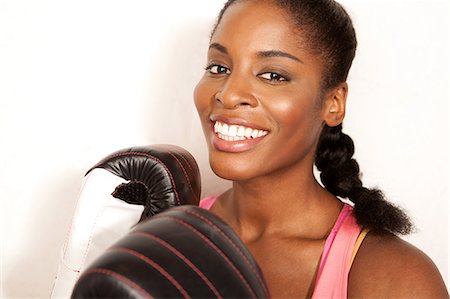 Young woman wearing boxing gloves Foto de stock - Sin royalties Premium, Código: 649-06812798