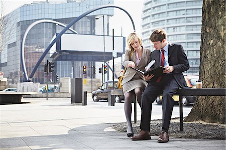 damenanzug - Two businesspeople sitting on railing in city Foto de stock - Sin royalties Premium, Código: 649-06812867