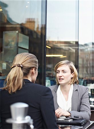 encontrar - Two businesswomen meeting at outdoor cafe Foto de stock - Sin royalties Premium, Código: 649-06812883