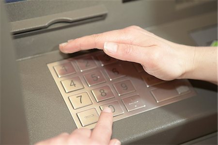 pin's - Woman covering keypad when entering PIN in cashpoint Photographie de stock - Premium Libres de Droits, Code: 649-06812924