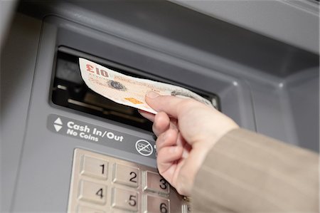 Woman withdrawing ten pound note from cashpoint Foto de stock - Sin royalties Premium, Código: 649-06812929