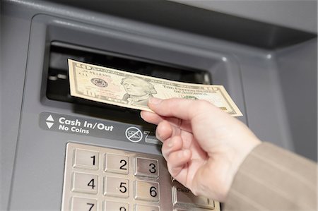 saque - Woman withdrawing ten dollar note from cashpoint Foto de stock - Royalty Free Premium, Número: 649-06812931