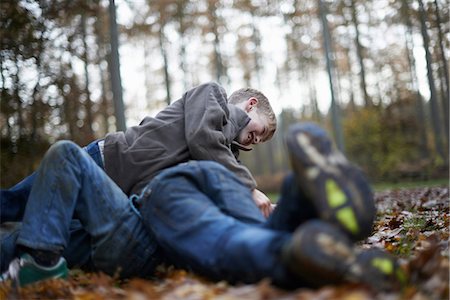 Boys play fighting on forest floor Foto de stock - Sin royalties Premium, Código: 649-06812972